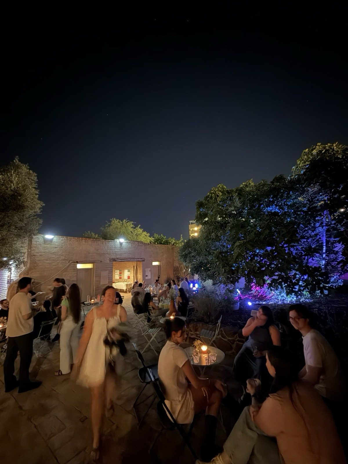 El patio a la luz de las velas / The candlelit courtyard