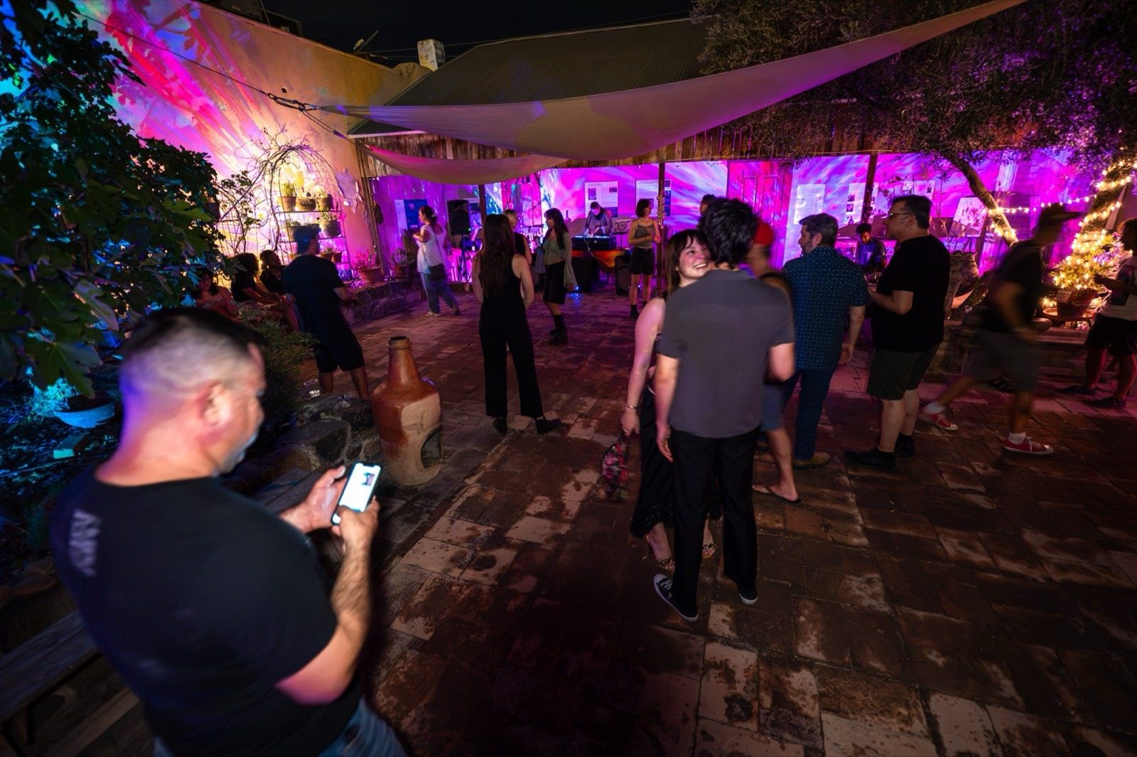 El patio lleno de invitados / A full patio of guests