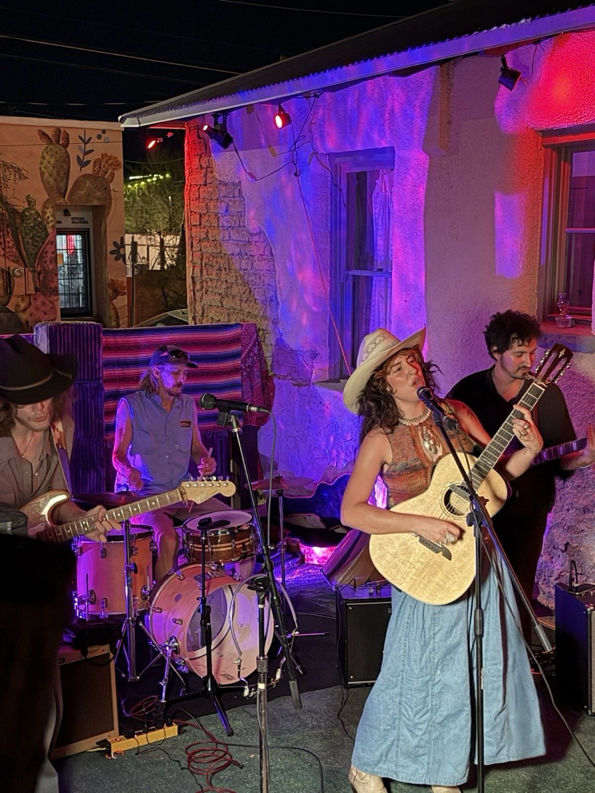 Una banda en vivo en el escenario / A live band on stage